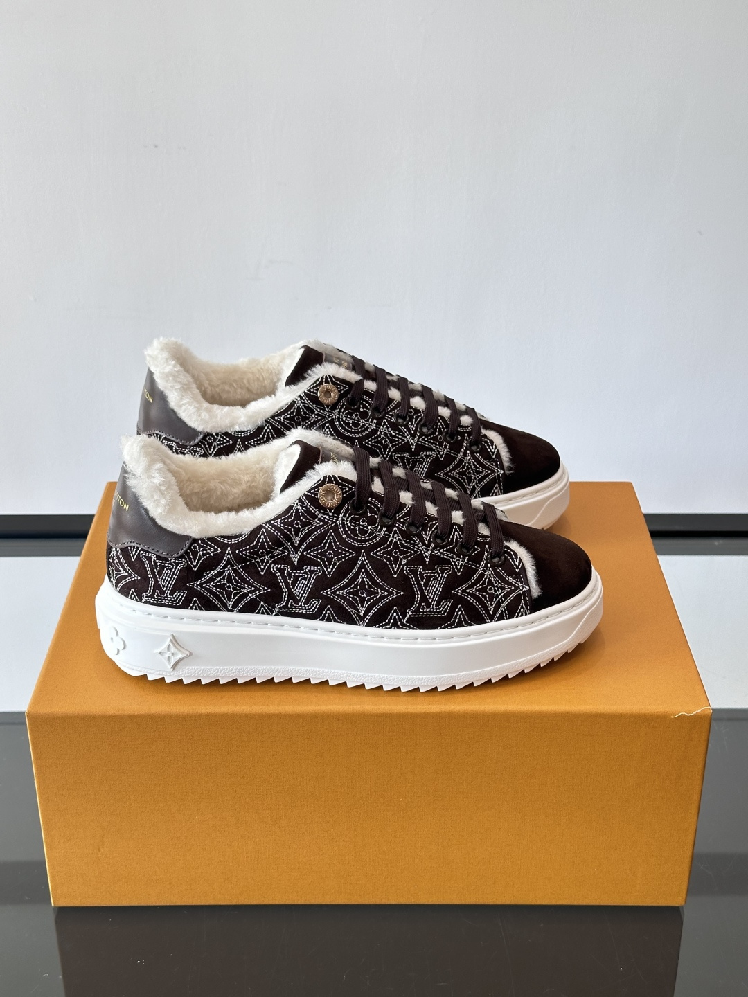 NO:603945,LV Time Out wool sneakers, 2025 autumn and winter series, the upper is made of high-quality suede calfskin, with Monogram presbyopia embroidery, low-key and recognizable. The fur lining is integrated, with perfect warmth retention, perfect for autumn and winter wear!  The thick sole design increases the height by about 4cm, elongating the leg lines, and the white rubber sole has strong grip and wear resistance. It can be easily managed in casual or street style, fashionable and practical!  , size female 34-41, male 38-45 (female 34.40.41. male 45 customized), Louis Vuitton, louis vuitton, louis vuitton, sneakers, cowhide19860909LV Time Out羊毛运动鞋,2025秋冬系列,鞋面是优质绒面小牛皮,搭配Monogram老花刺绣,低调又有辨识度.内里皮毛一体,保暖力满分,秋冬穿超合适！ 厚底设计增高约4cm,拉长腿部线条,白色橡胶鞋底抓地力强且耐磨.休闲or街头风都能轻松驾驭,时髦又实用！ ,size女34-41,男38-45（女34.40.41.男45定做）,路易威登,louis vuitton,louis vuitton,sneakers,cowhide,Men's shoes