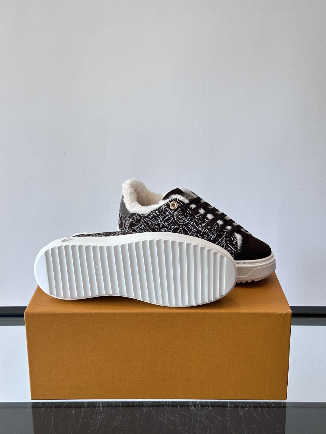 LV Time Out羊毛运动鞋，2025秋冬系列，鞋面是优质绒面小牛皮，搭配Monogram老花刺绣，