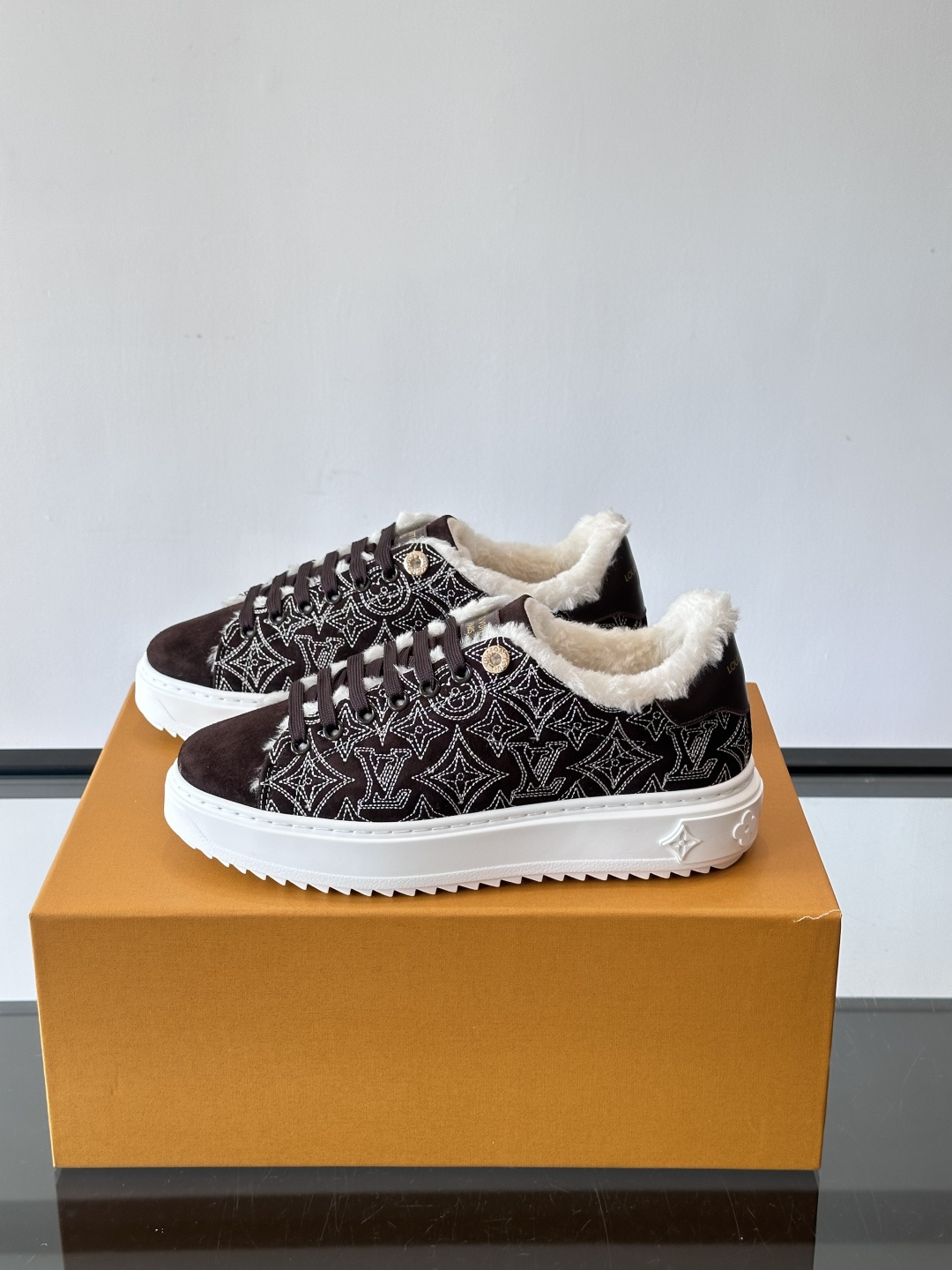 LV Time Out羊毛运动鞋，2025秋冬系列，鞋面是优质绒面小牛皮，搭配Monogram老花刺绣，