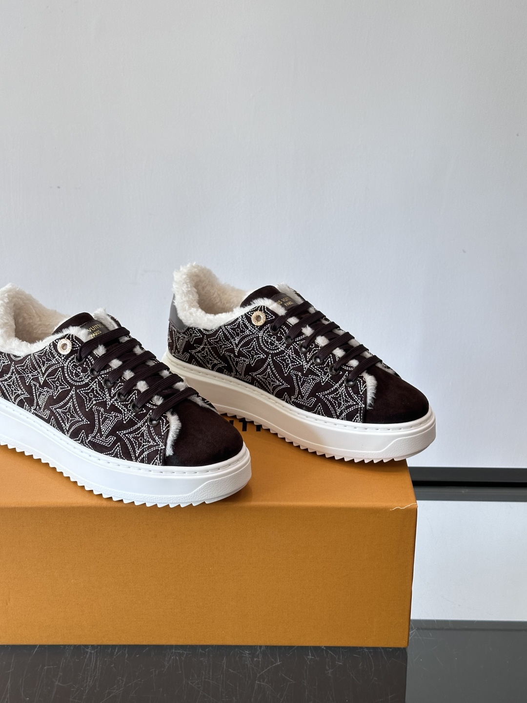 LV Time Out羊毛运动鞋，2025秋冬系列，鞋面是优质绒面小牛皮，搭配Monogram老花刺绣，