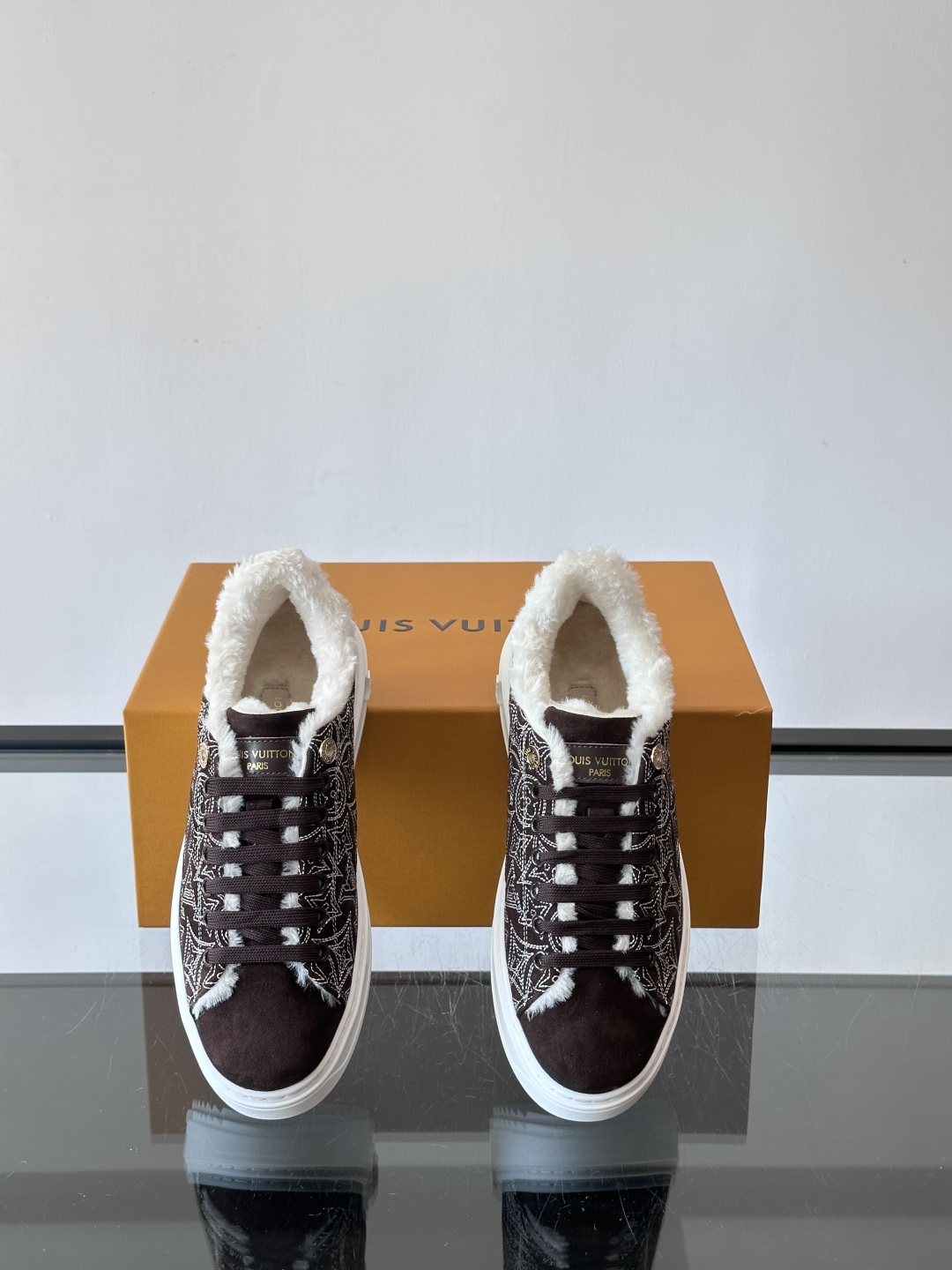 LV Time Out羊毛运动鞋，2025秋冬系列，鞋面是优质绒面小牛皮，搭配Monogram老花刺绣，