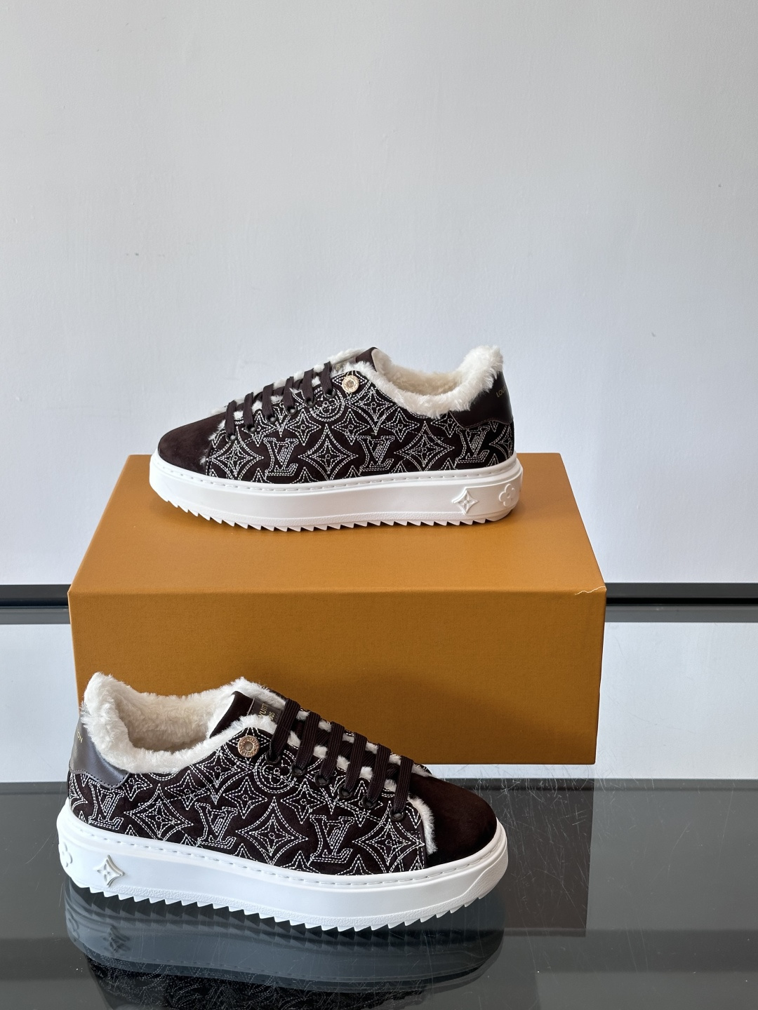 LV Time Out羊毛运动鞋，2025秋冬系列，鞋面是优质绒面小牛皮，搭配Monogram老花刺绣，