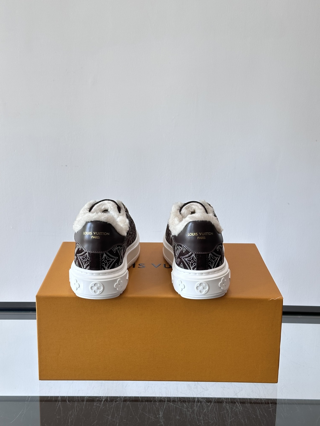 LV Time Out羊毛运动鞋，2025秋冬系列，鞋面是优质绒面小牛皮，搭配Monogram老花刺绣，