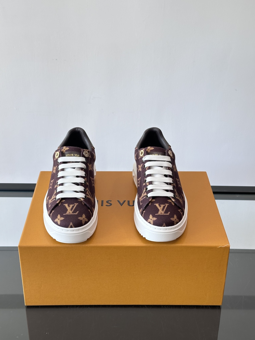 LV Time Out运动鞋采用经典Monogram老花帆布，搭配白色橡胶鞋头和鞋底，简约又有辨识度。鞋