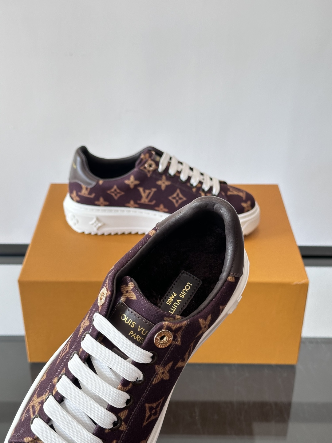 LV Time Out运动鞋采用经典Monogram老花帆布，搭配白色橡胶鞋头和鞋底，简约又有辨识度。鞋