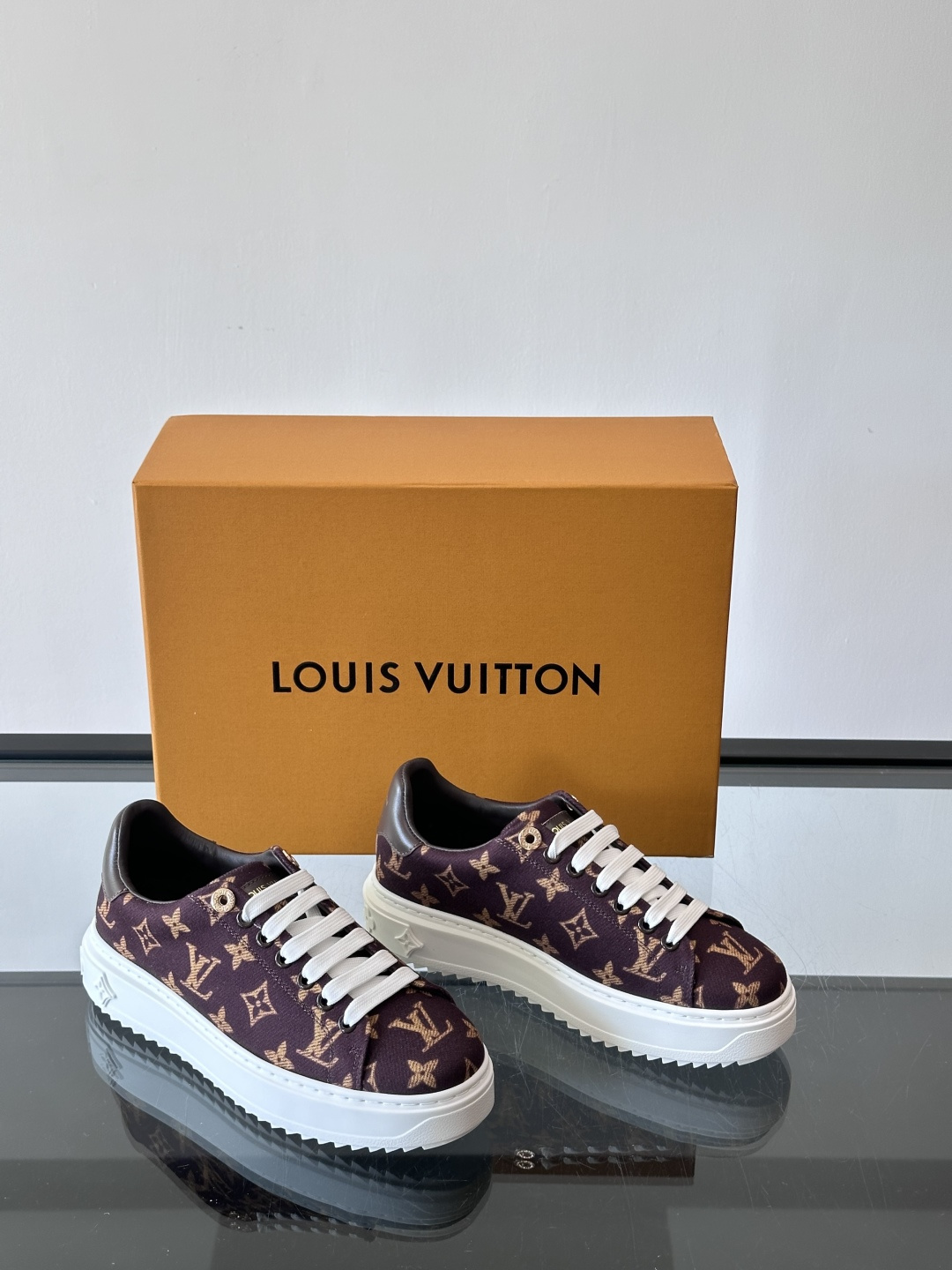 LV Time Out运动鞋采用经典Monogram老花帆布，搭配白色橡胶鞋头和鞋底，简约又有辨识度。鞋