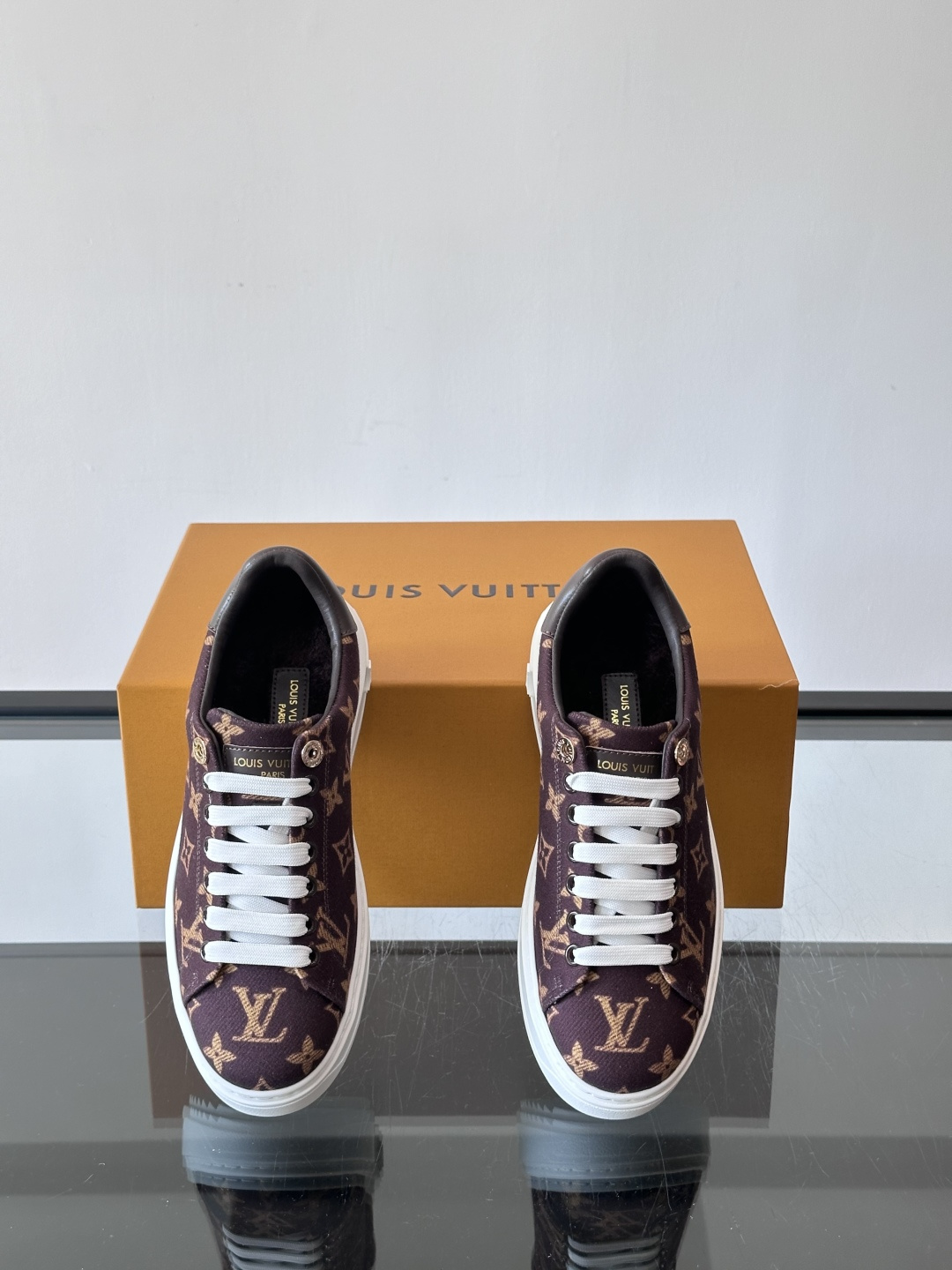 LV Time Out运动鞋采用经典Monogram老花帆布，搭配白色橡胶鞋头和鞋底，简约又有辨识度。鞋