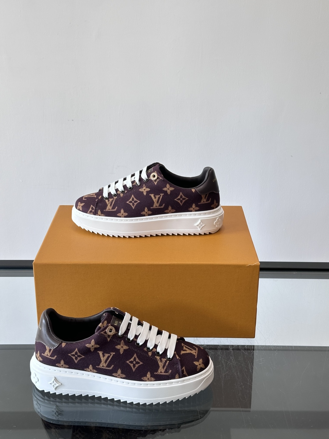 LV Time Out运动鞋采用经典Monogram老花帆布，搭配白色橡胶鞋头和鞋底，简约又有辨识度。鞋