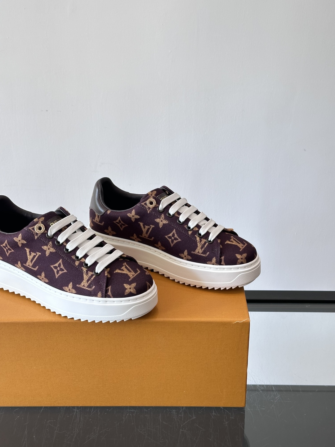 LV Time Out运动鞋采用经典Monogram老花帆布，搭配白色橡胶鞋头和鞋底，简约又有辨识度。鞋