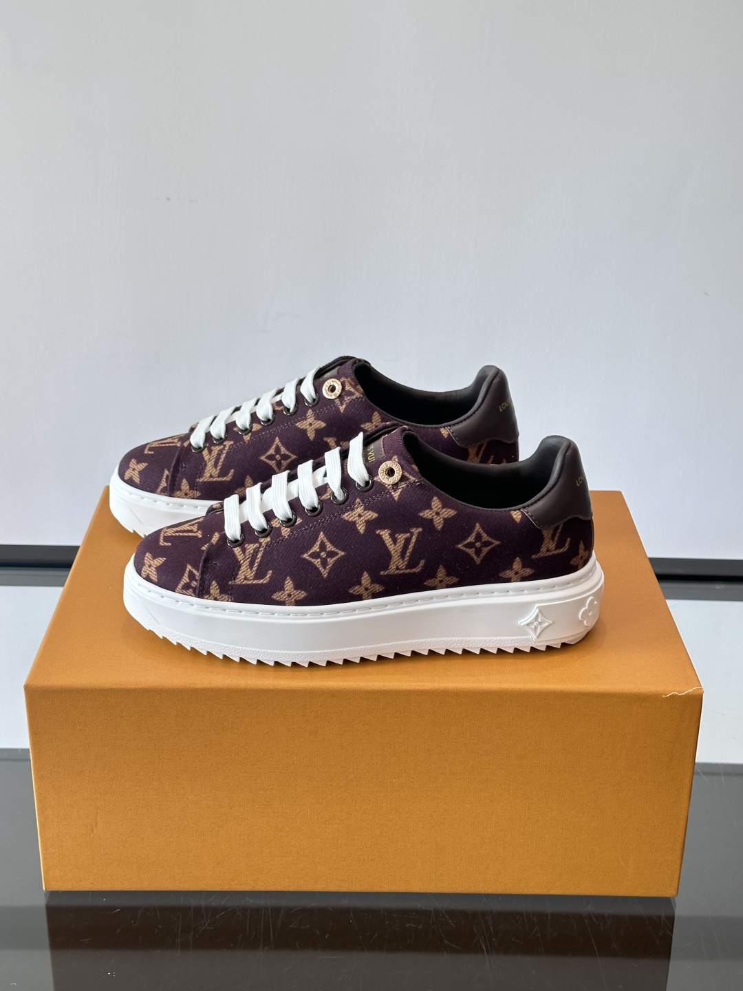 LV Time Out运动鞋采用经典Monogram老花帆布，搭配白色橡胶鞋头和鞋底，简约又有辨识度。鞋