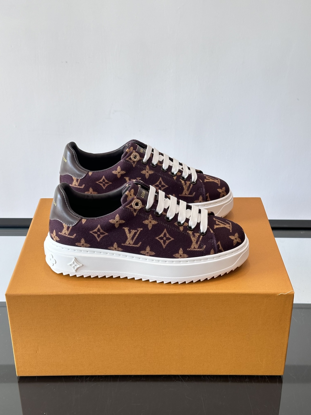 LV Time Out运动鞋采用经典Monogram老花帆布，搭配白色橡胶鞋头和鞋底，简约又有辨识度。鞋