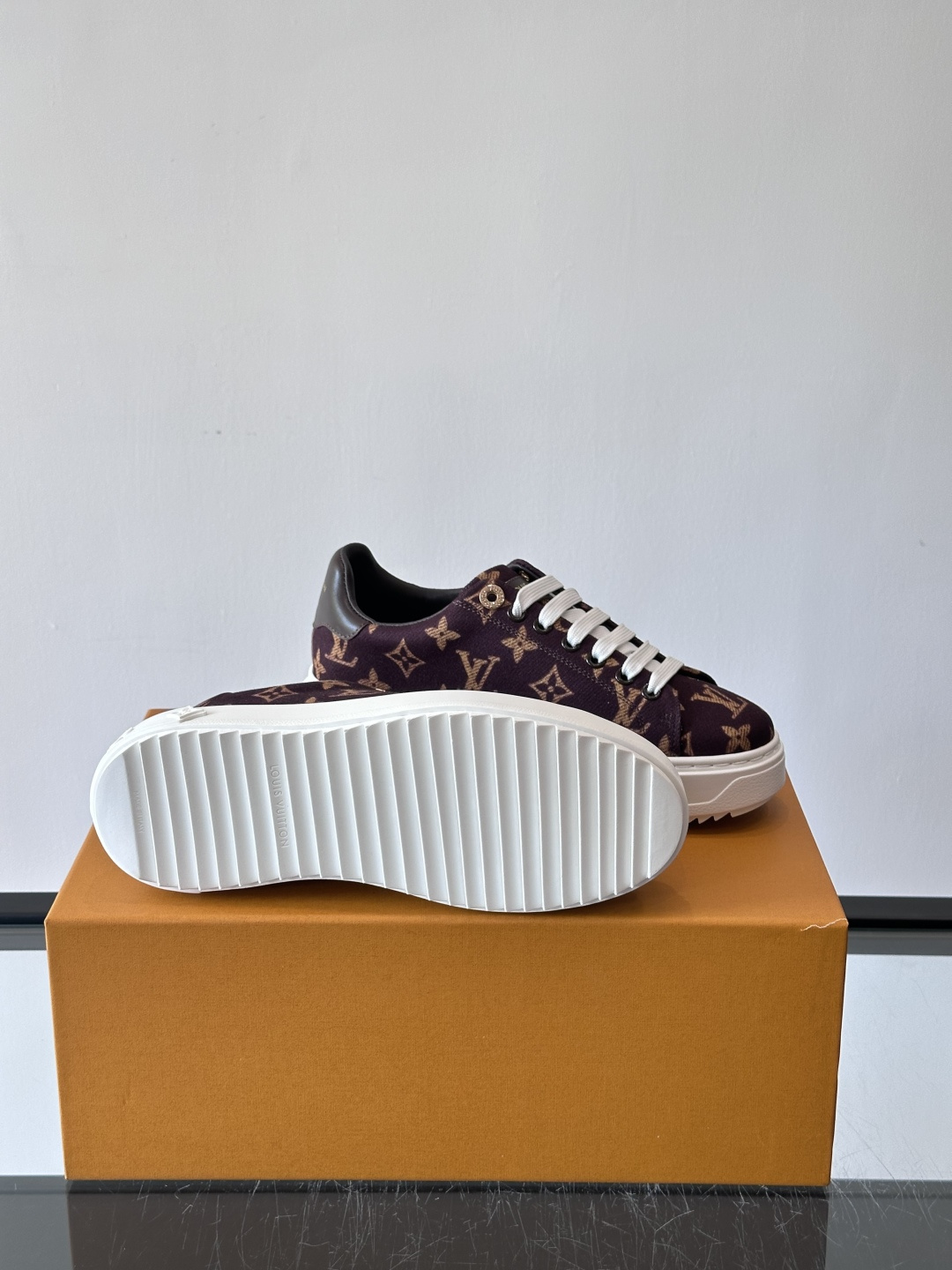 LV Time Out运动鞋采用经典Monogram老花帆布，搭配白色橡胶鞋头和鞋底，简约又有辨识度。鞋