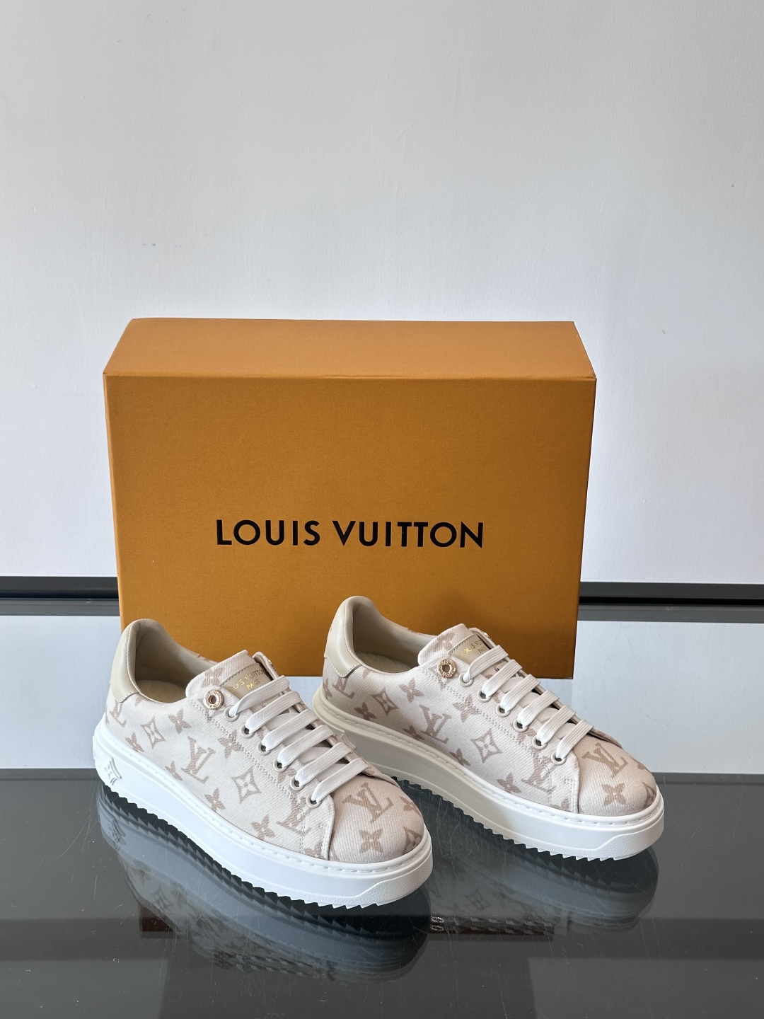 LV Time Out运动鞋采用经典Monogram老花帆布，搭配白色橡胶鞋头和鞋底，简约又有辨识度。鞋