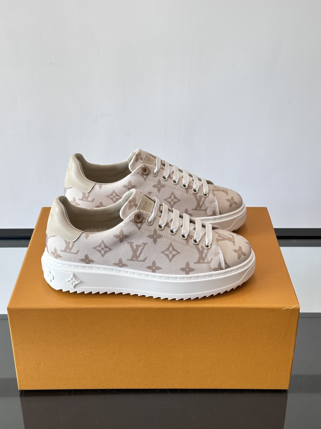 NO:603947,LV Time Out sneakers are made of classic Monogram presbyopic canvas, with white rubber toe caps and soles, which are simple and recognizable. The soles are about 4cm, with obvious heightening effect, comfortable cushioning, and suitable for long-term wear. The shoelaces are printed with the LV logo, full of details, and soft inside. They can be easily used in daily casual or street style, fashionable and practical!  , size female 34-41, male 38-45 (female 34.40.41, male 45, custom made and non-refundable), Louis Vuitton, louis vuitton, louis vuitton, sneakers19860909LV Time Out运动鞋采用经典Monogram老花帆布,搭配白色橡胶鞋头和鞋底,简约又有辨识度.鞋底约4cm,增高效果明显,缓震舒适,适合长时间穿着.鞋带印有LV标识,细节满分,内里柔软,日常休闲或街头风都能轻松驾驭,时髦又实用！ ,size女34-41,男38-45（女34.40.41,男45定做不退换）,路易威登,louis vuitton,louis vuitton,sneakers,Men's shoes