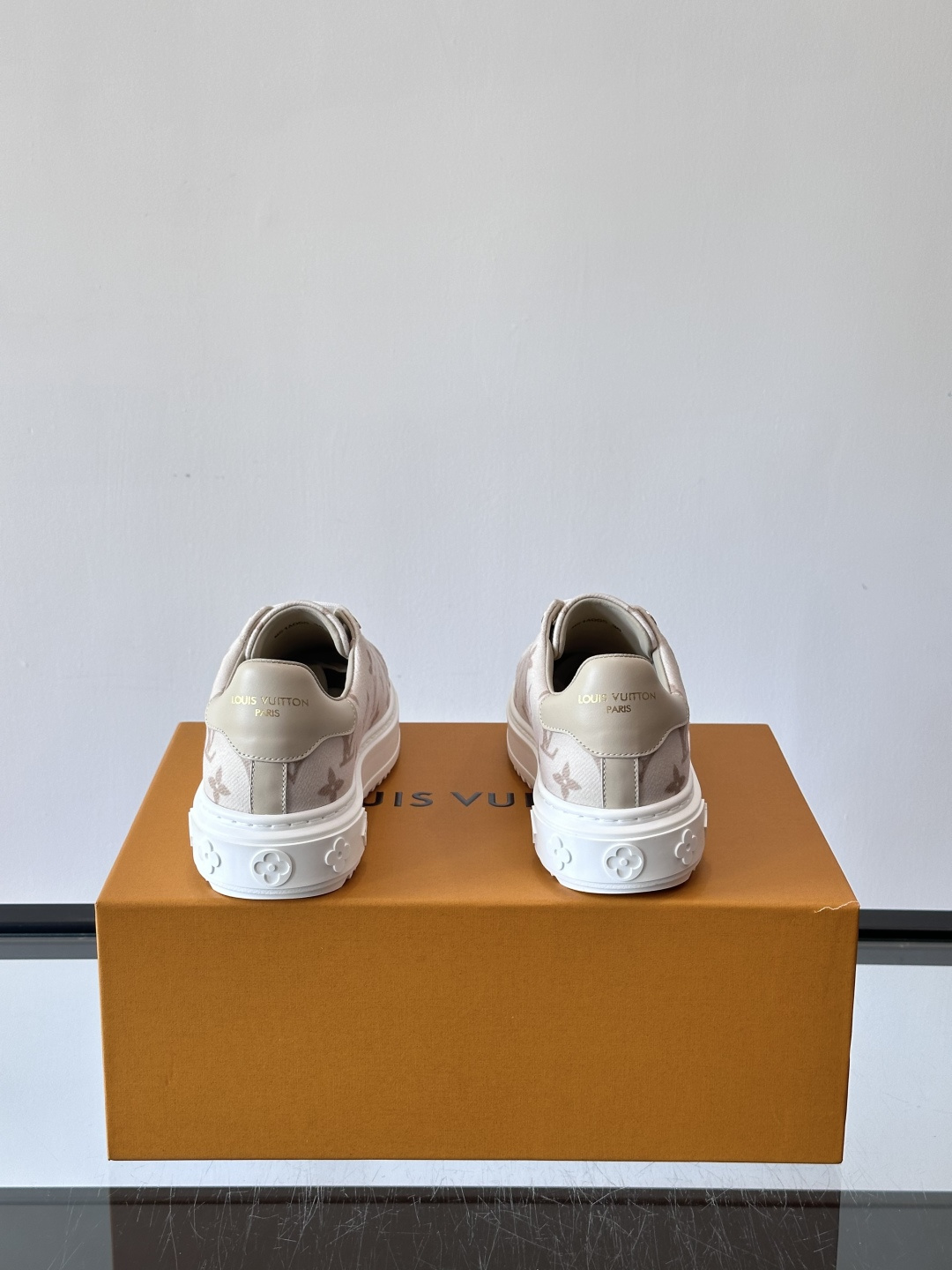 LV Time Out运动鞋采用经典Monogram老花帆布，搭配白色橡胶鞋头和鞋底，简约又有辨识度。鞋