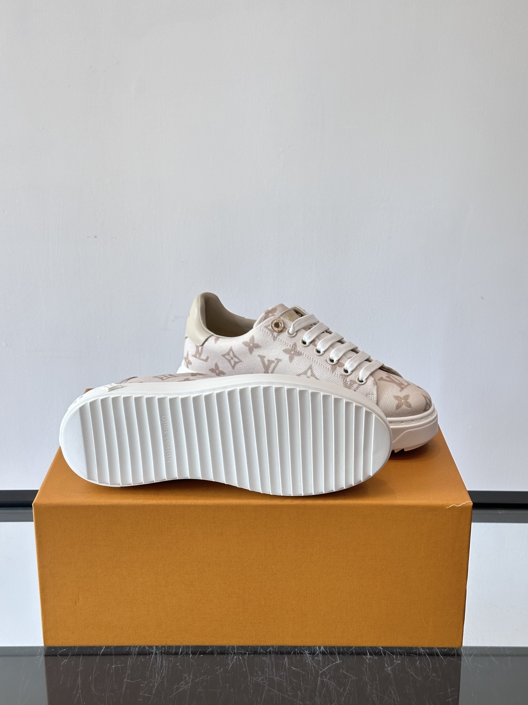 LV Time Out运动鞋采用经典Monogram老花帆布，搭配白色橡胶鞋头和鞋底，简约又有辨识度。鞋