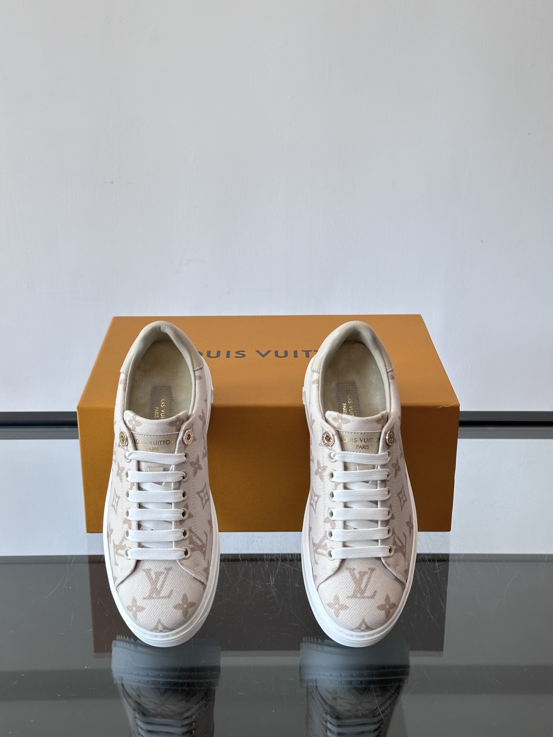 LV Time Out运动鞋采用经典Monogram老花帆布，搭配白色橡胶鞋头和鞋底，简约又有辨识度。鞋