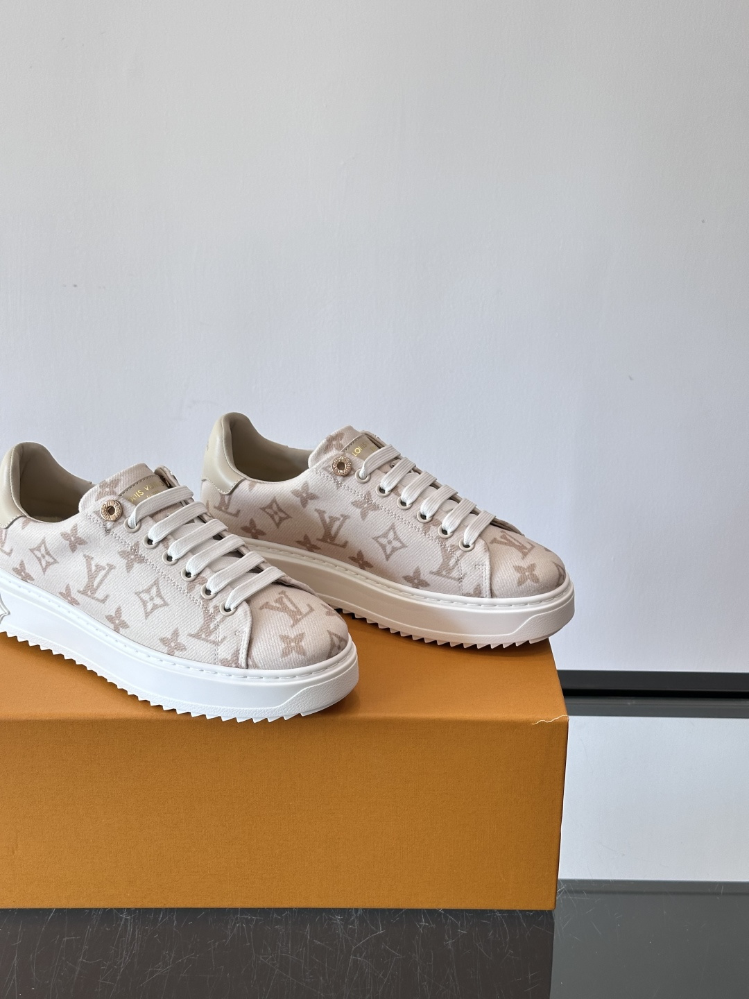 LV Time Out运动鞋采用经典Monogram老花帆布，搭配白色橡胶鞋头和鞋底，简约又有辨识度。鞋