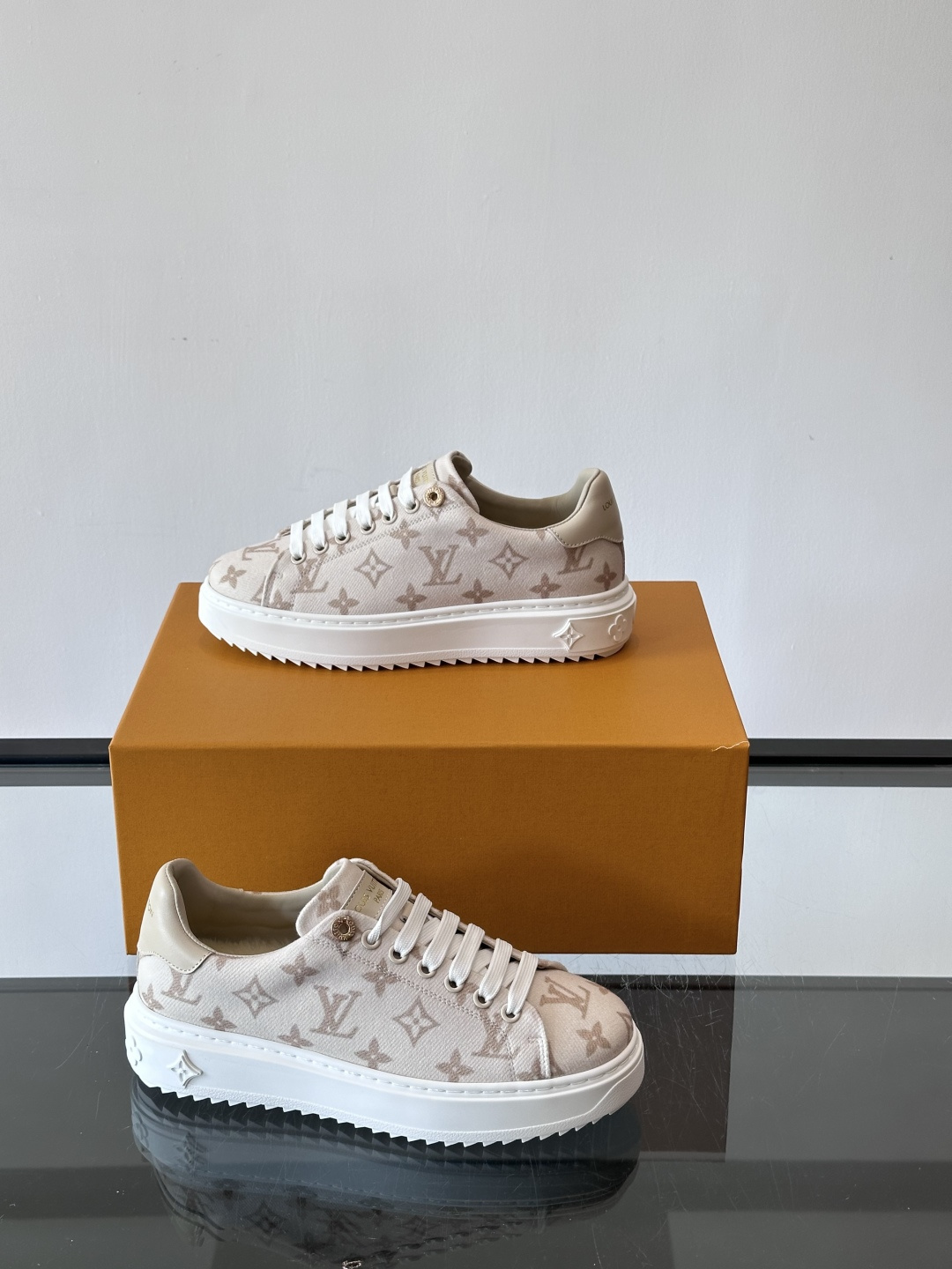 LV Time Out运动鞋采用经典Monogram老花帆布，搭配白色橡胶鞋头和鞋底，简约又有辨识度。鞋