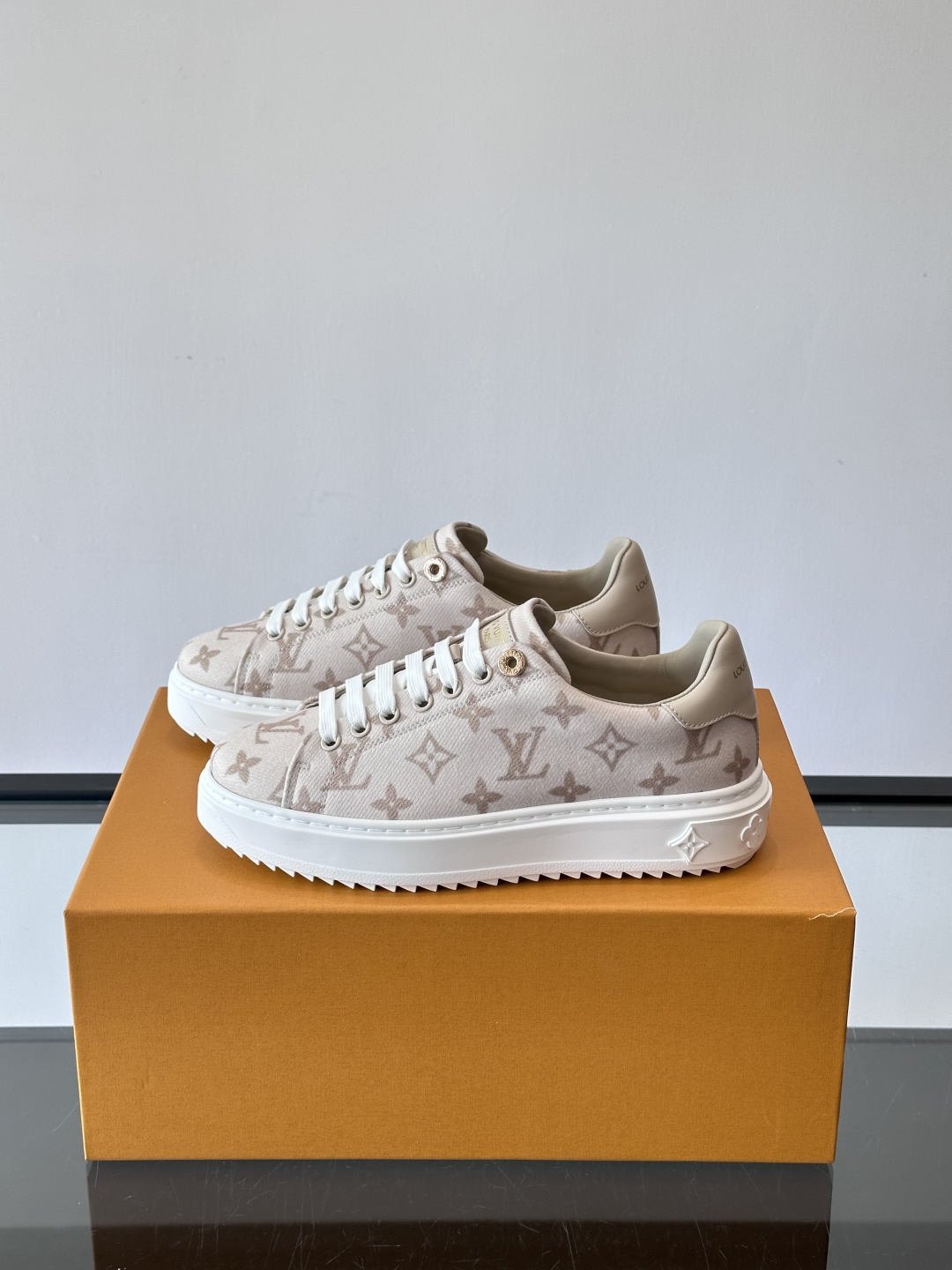 LV Time Out运动鞋采用经典Monogram老花帆布，搭配白色橡胶鞋头和鞋底，简约又有辨识度。鞋