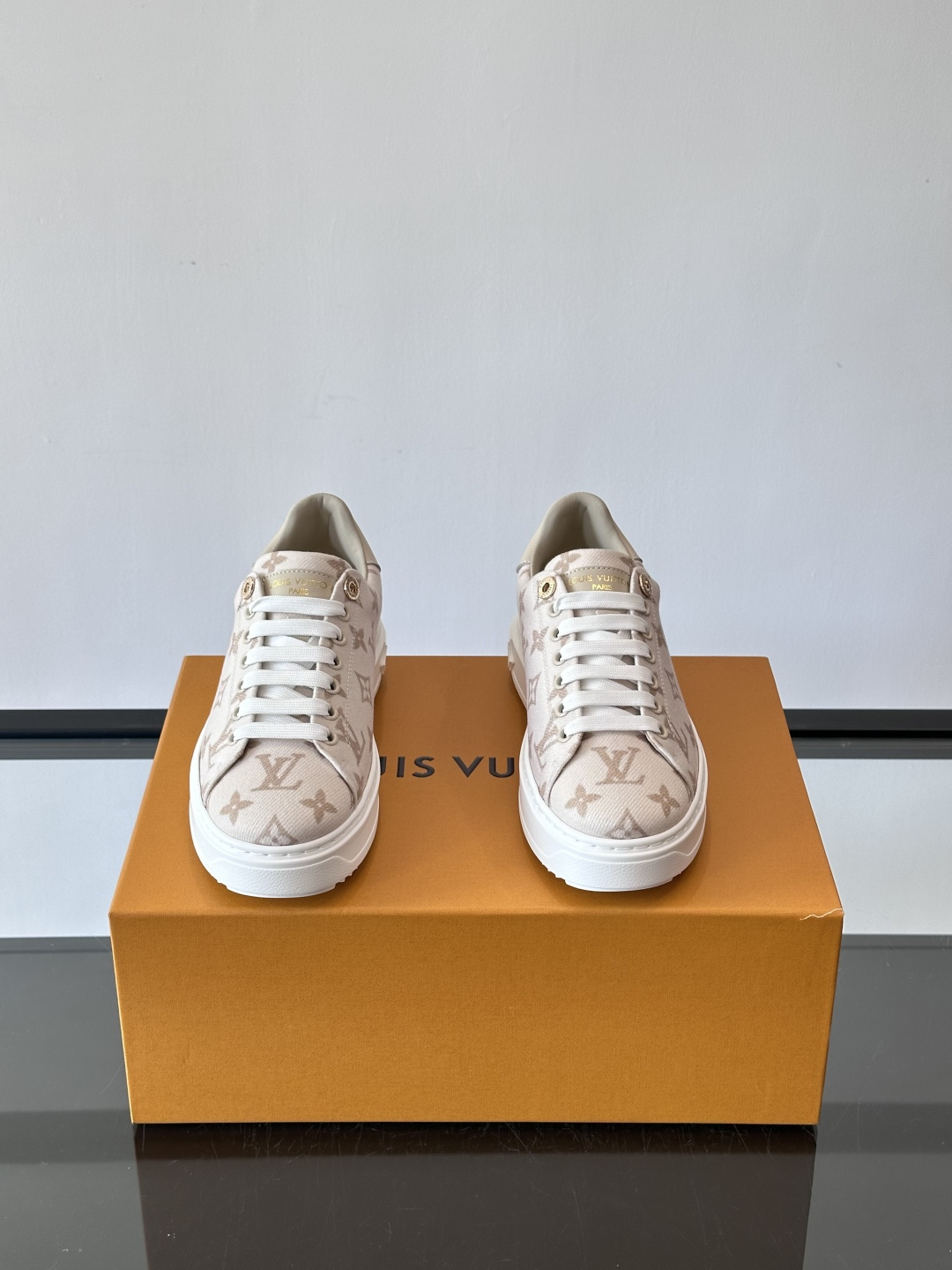 LV Time Out运动鞋采用经典Monogram老花帆布，搭配白色橡胶鞋头和鞋底，简约又有辨识度。鞋