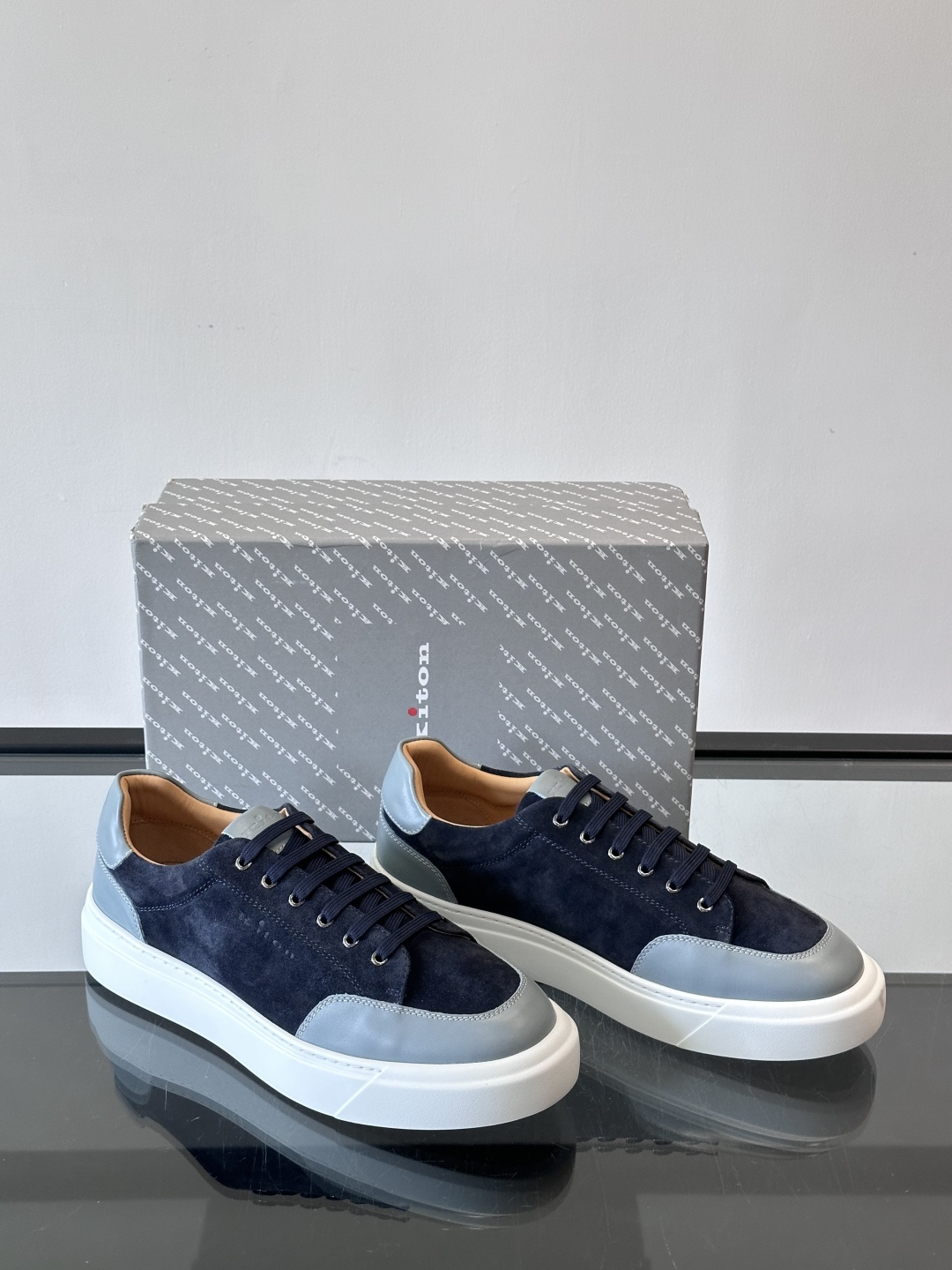 Kiton这款男士休闲鞋，采用麂皮与牛皮拼接，低调又有质感。内里和垫脚都是小牛皮，缝合精细，穿着超舒适 