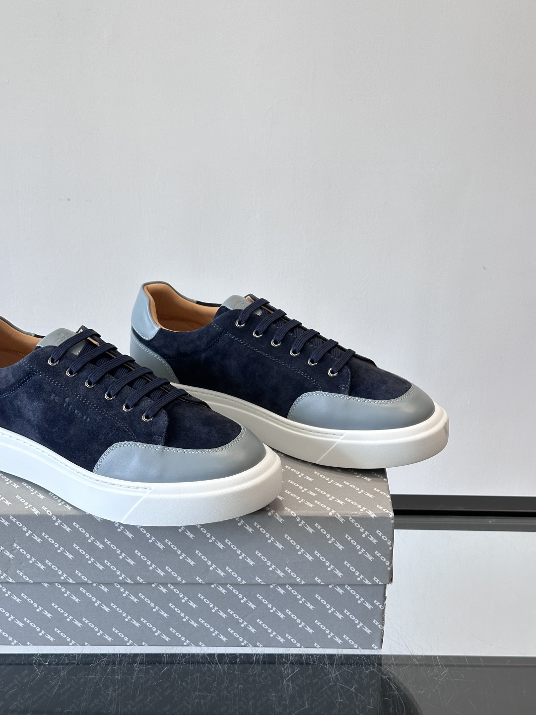 Kiton这款男士休闲鞋，采用麂皮与牛皮拼接，低调又有质感。内里和垫脚都是小牛皮，缝合精细，穿着超舒适 