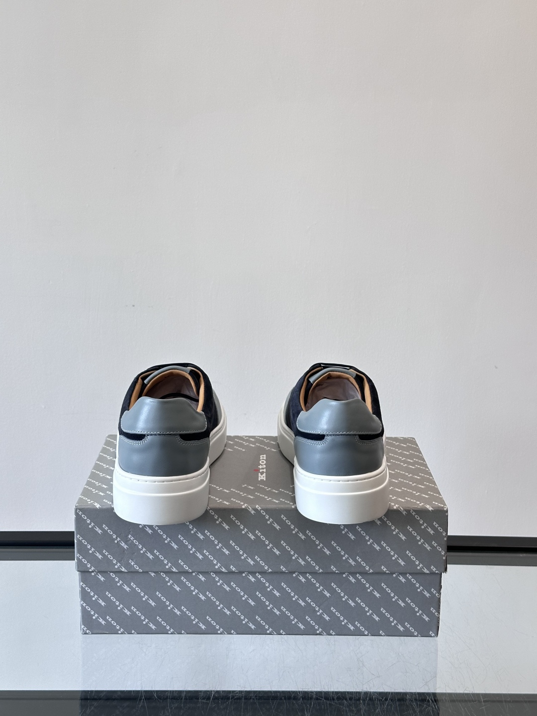 Kiton这款男士休闲鞋，采用麂皮与牛皮拼接，低调又有质感。内里和垫脚都是小牛皮，缝合精细，穿着超舒适 