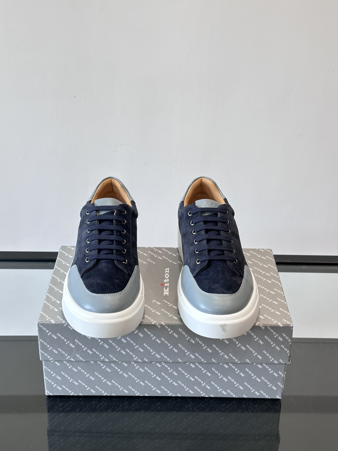 Kiton这款男士休闲鞋，采用麂皮与牛皮拼接，低调又有质感。内里和垫脚都是小牛皮，缝合精细，穿着超舒适 