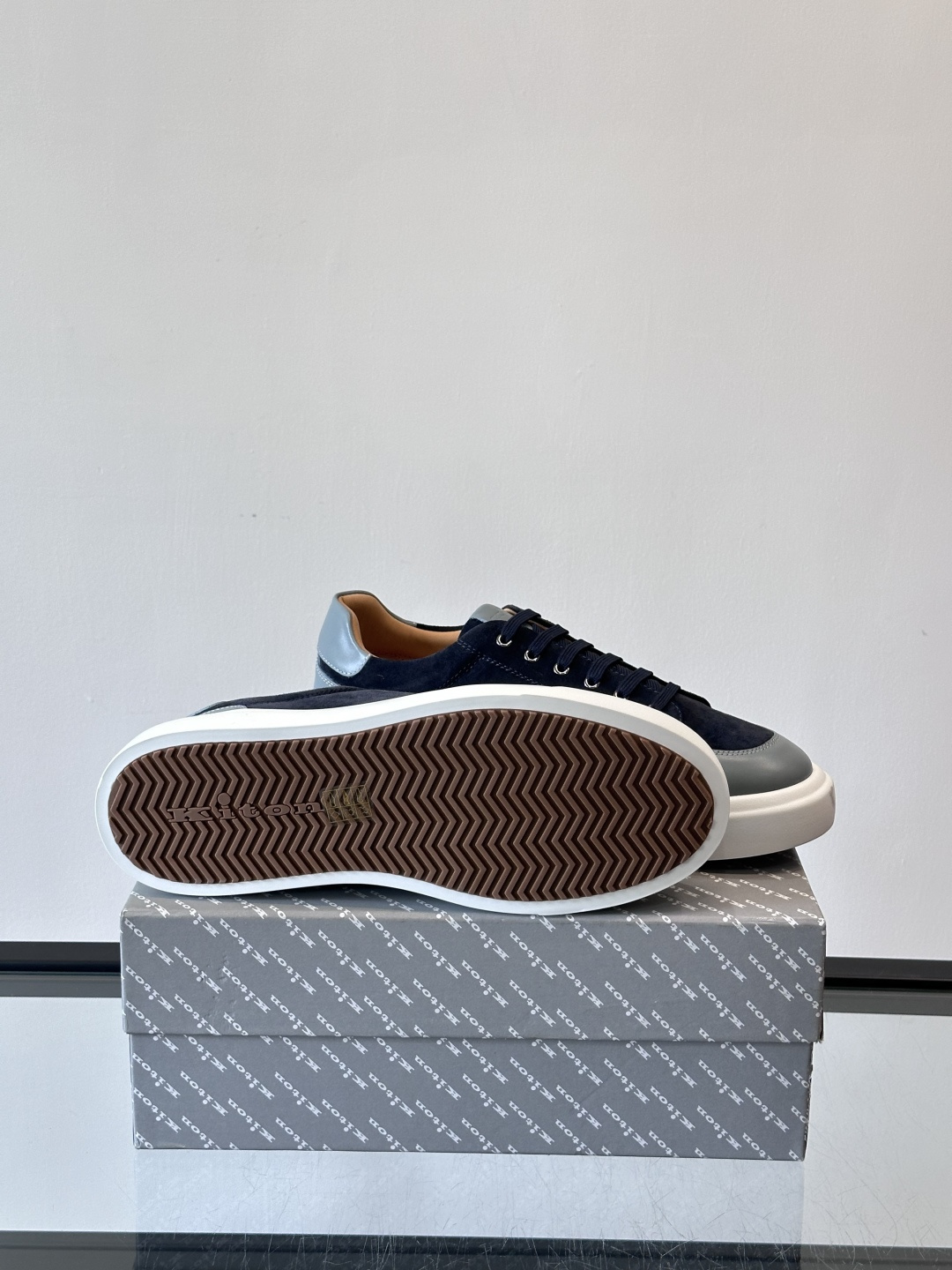 Kiton这款男士休闲鞋，采用麂皮与牛皮拼接，低调又有质感。内里和垫脚都是小牛皮，缝合精细，穿着超舒适 