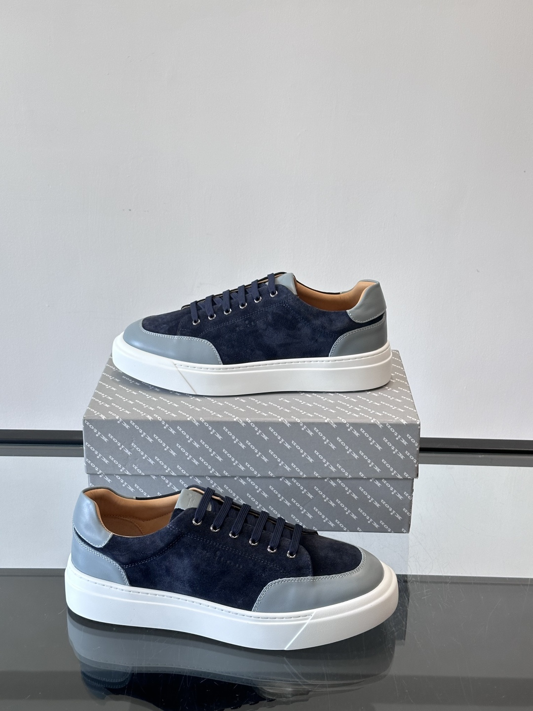 Kiton这款男士休闲鞋，采用麂皮与牛皮拼接，低调又有质感。内里和垫脚都是小牛皮，缝合精细，穿着超舒适 