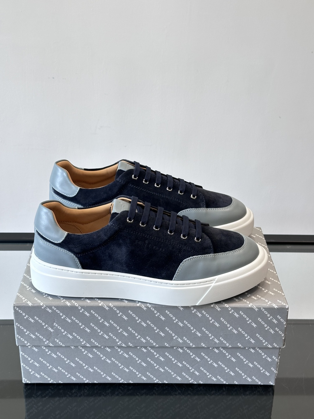 Kiton这款男士休闲鞋，采用麂皮与牛皮拼接，低调又有质感。内里和垫脚都是小牛皮，缝合精细，穿着超舒适 