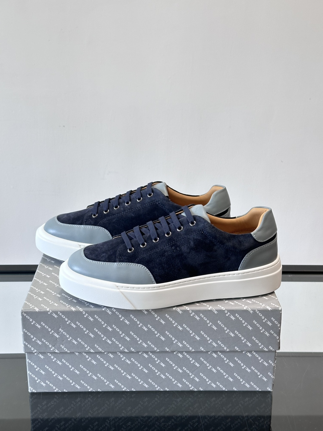 Kiton这款男士休闲鞋，采用麂皮与牛皮拼接，低调又有质感。内里和垫脚都是小牛皮，缝合精细，穿着超舒适 