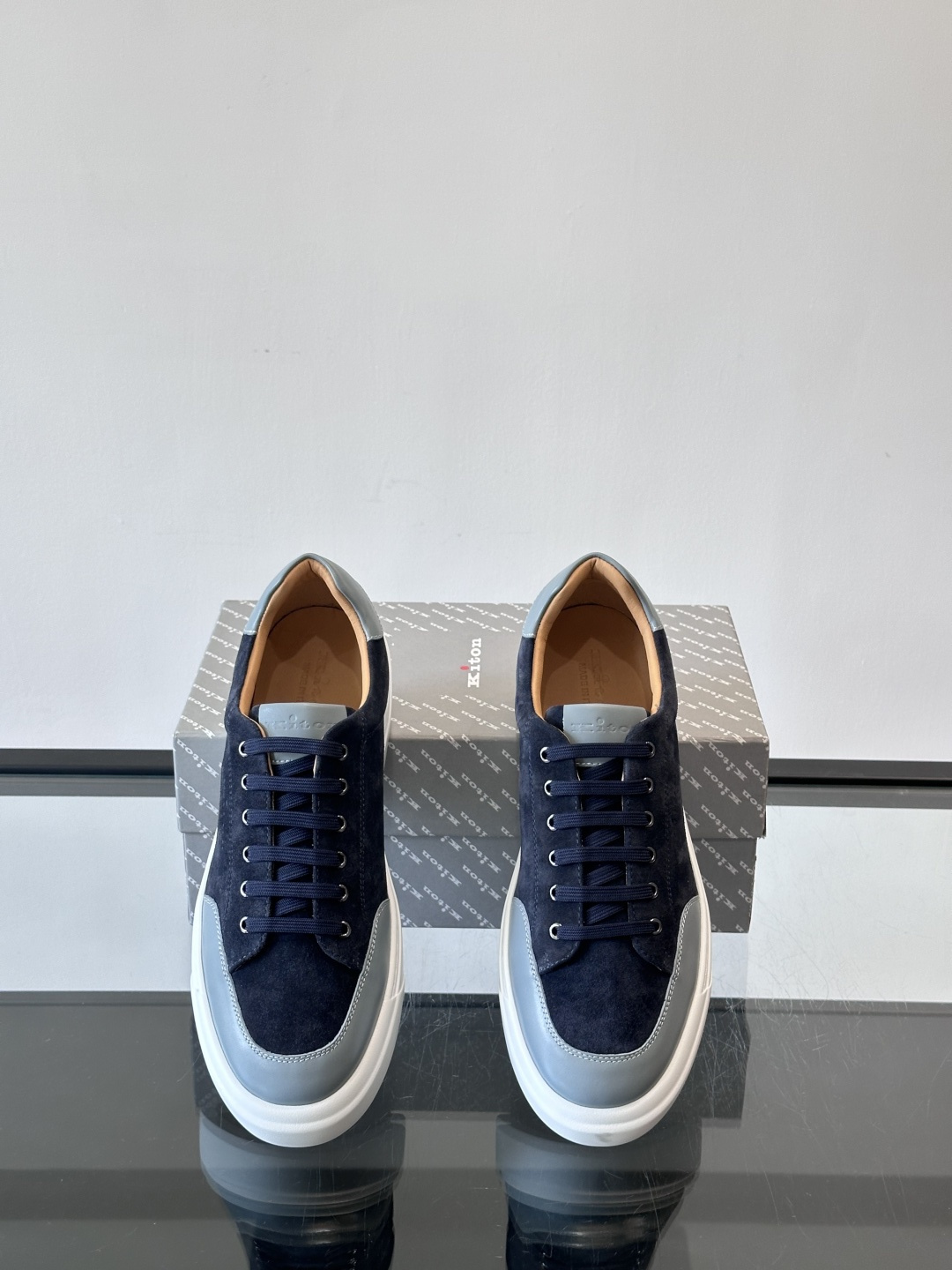 Kiton这款男士休闲鞋，采用麂皮与牛皮拼接，低调又有质感。内里和垫脚都是小牛皮，缝合精细，穿着超舒适 