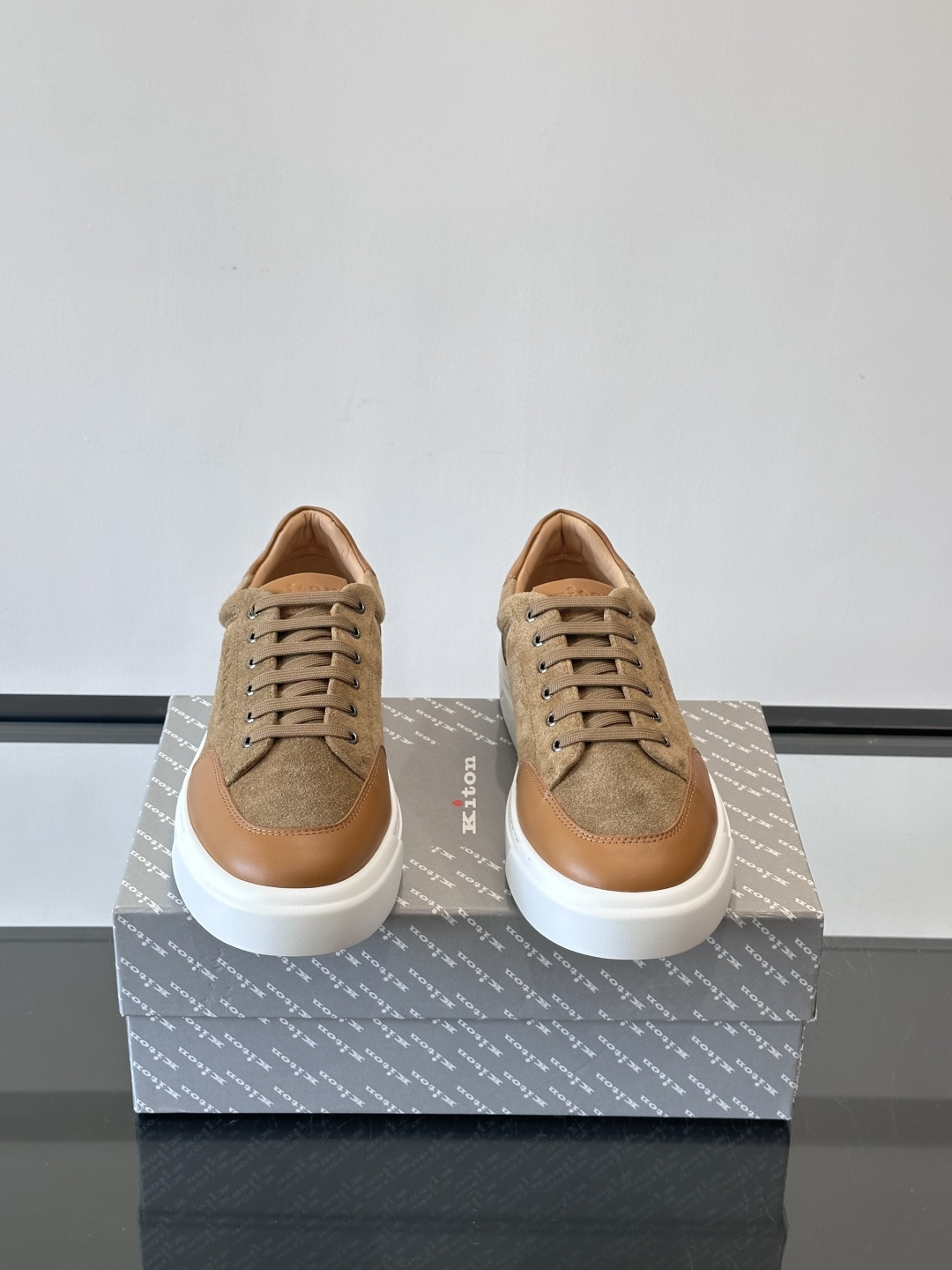 Kiton这款男士休闲鞋，采用麂皮与牛皮拼接，低调又有质感。内里和垫脚都是小牛皮，缝合精细，穿着超舒适 