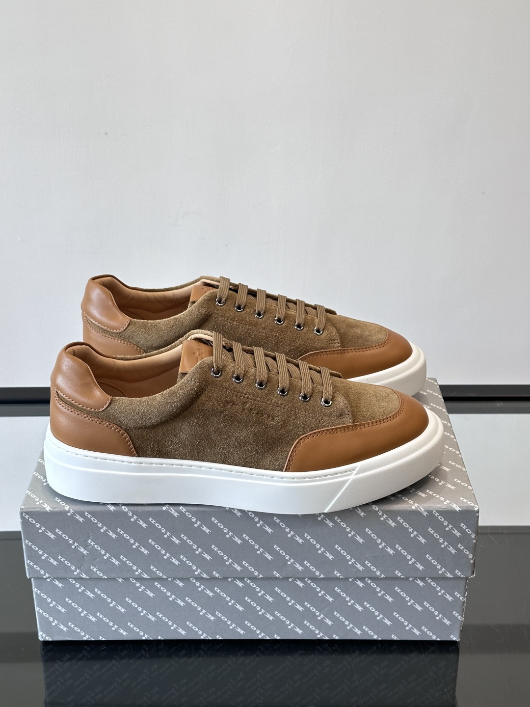 Kiton这款男士休闲鞋，采用麂皮与牛皮拼接，低调又有质感。内里和垫脚都是小牛皮，缝合精细，穿着超舒适 