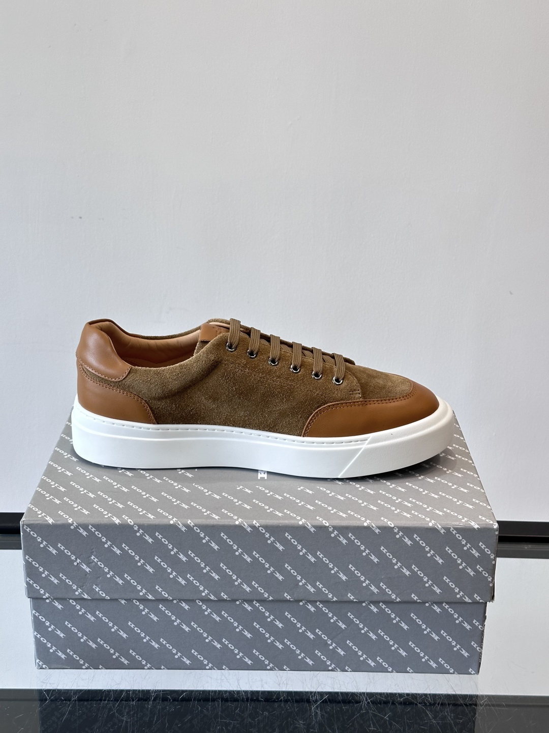 Kiton这款男士休闲鞋，采用麂皮与牛皮拼接，低调又有质感。内里和垫脚都是小牛皮，缝合精细，穿着超舒适 