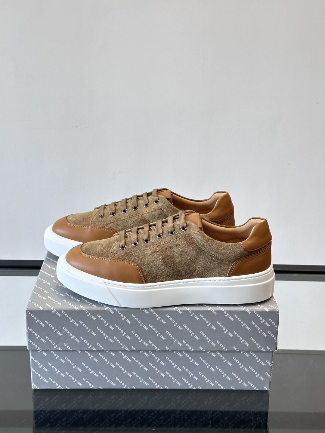 Kiton这款男士休闲鞋，采用麂皮与牛皮拼接，低调又有质感。内里和垫脚都是小牛皮，缝合精细，穿着超舒适 