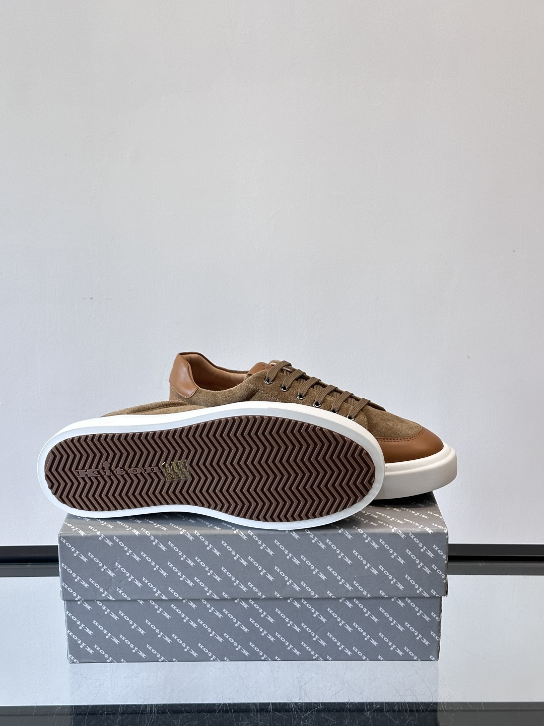 Kiton这款男士休闲鞋，采用麂皮与牛皮拼接，低调又有质感。内里和垫脚都是小牛皮，缝合精细，穿着超舒适 