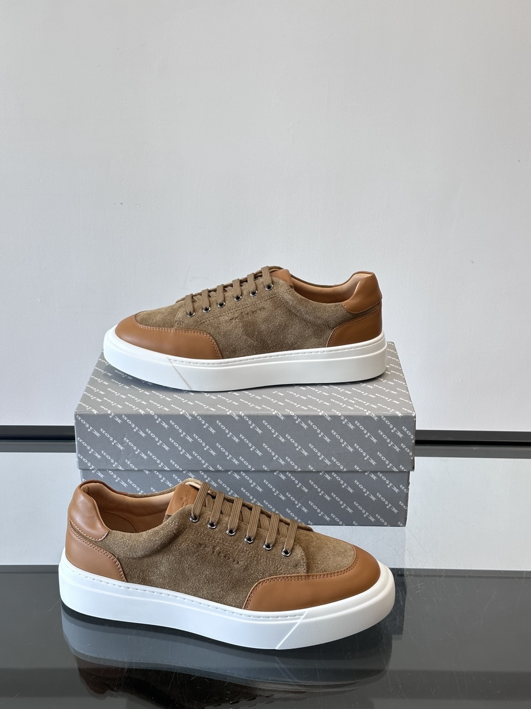 Kiton这款男士休闲鞋，采用麂皮与牛皮拼接，低调又有质感。内里和垫脚都是小牛皮，缝合精细，穿着超舒适 