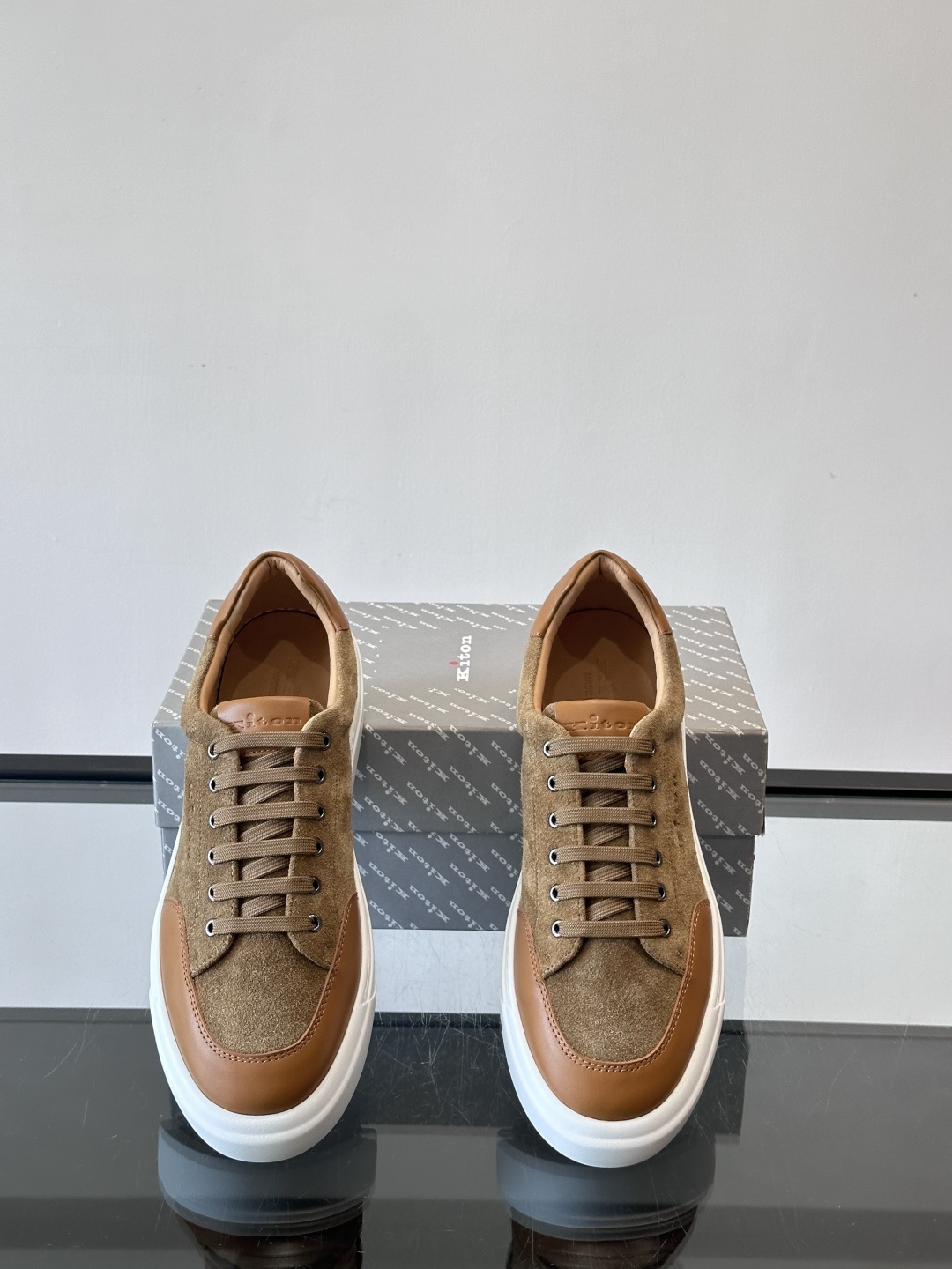 Kiton这款男士休闲鞋，采用麂皮与牛皮拼接，低调又有质感。内里和垫脚都是小牛皮，缝合精细，穿着超舒适 