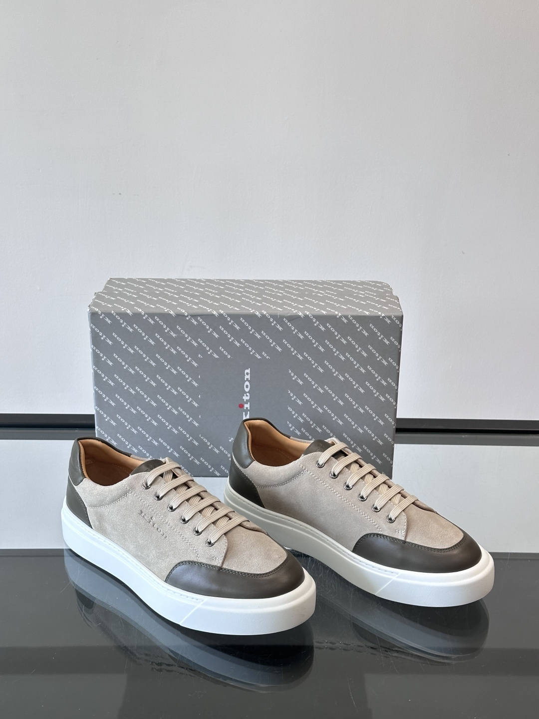 Kiton这款男士休闲鞋，采用麂皮与牛皮拼接，低调又有质感。内里和垫脚都是小牛皮，缝合精细，穿着超舒适 