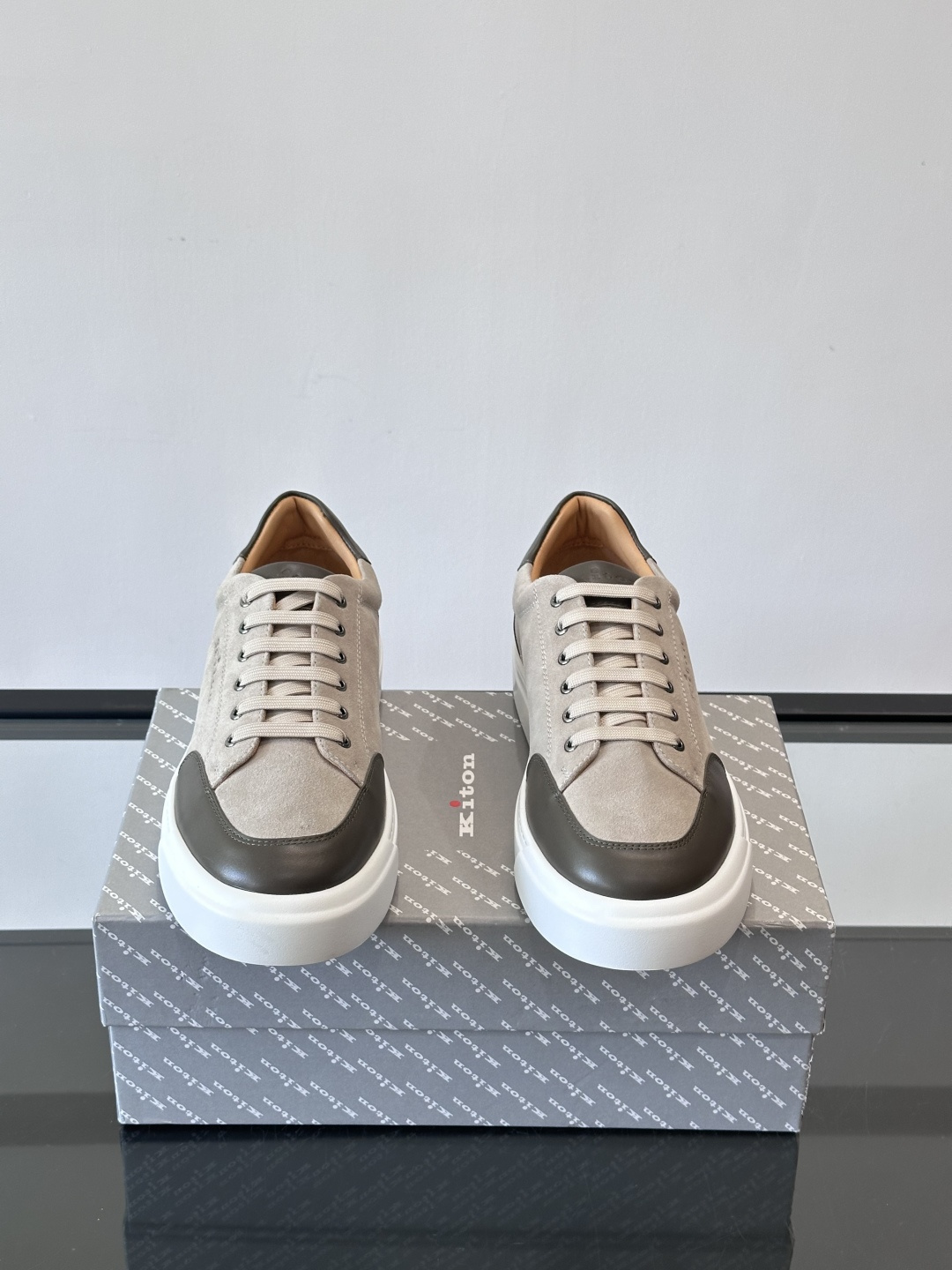 Kiton这款男士休闲鞋，采用麂皮与牛皮拼接，低调又有质感。内里和垫脚都是小牛皮，缝合精细，穿着超舒适 