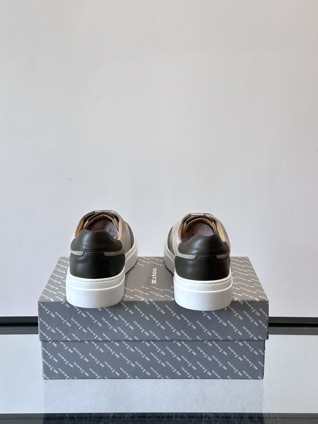 Kiton这款男士休闲鞋，采用麂皮与牛皮拼接，低调又有质感。内里和垫脚都是小牛皮，缝合精细，穿着超舒适 