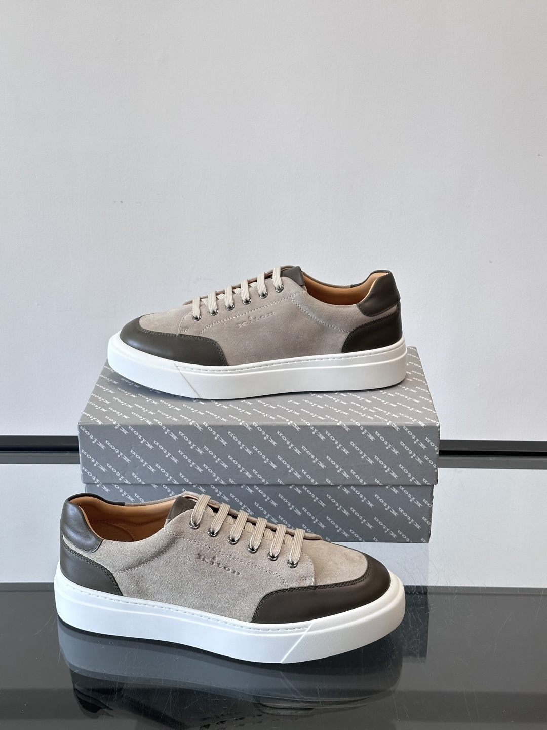 Kiton这款男士休闲鞋，采用麂皮与牛皮拼接，低调又有质感。内里和垫脚都是小牛皮，缝合精细，穿着超舒适 