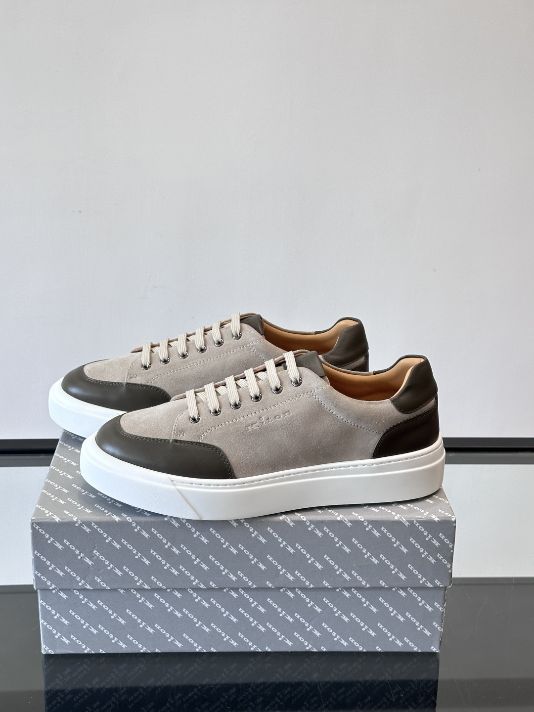 Kiton这款男士休闲鞋，采用麂皮与牛皮拼接，低调又有质感。内里和垫脚都是小牛皮，缝合精细，穿着超舒适 