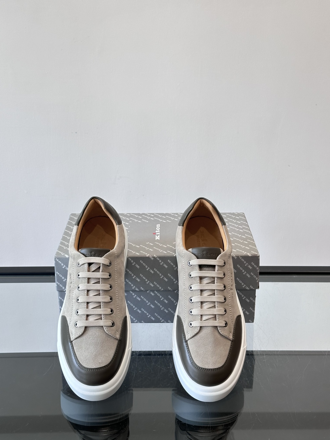 Kiton这款男士休闲鞋，采用麂皮与牛皮拼接，低调又有质感。内里和垫脚都是小牛皮，缝合精细，穿着超舒适 