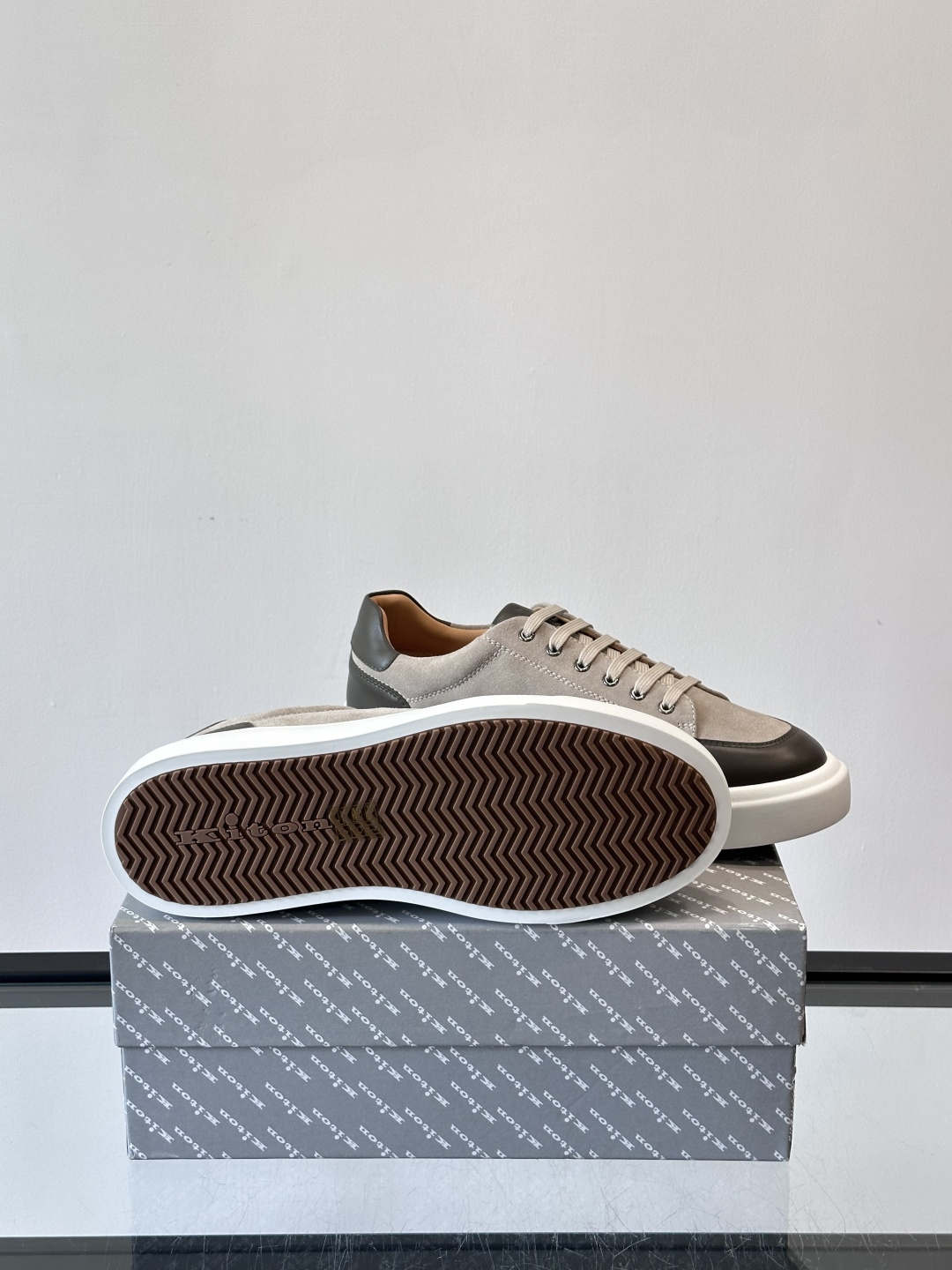 Kiton这款男士休闲鞋，采用麂皮与牛皮拼接，低调又有质感。内里和垫脚都是小牛皮，缝合精细，穿着超舒适 