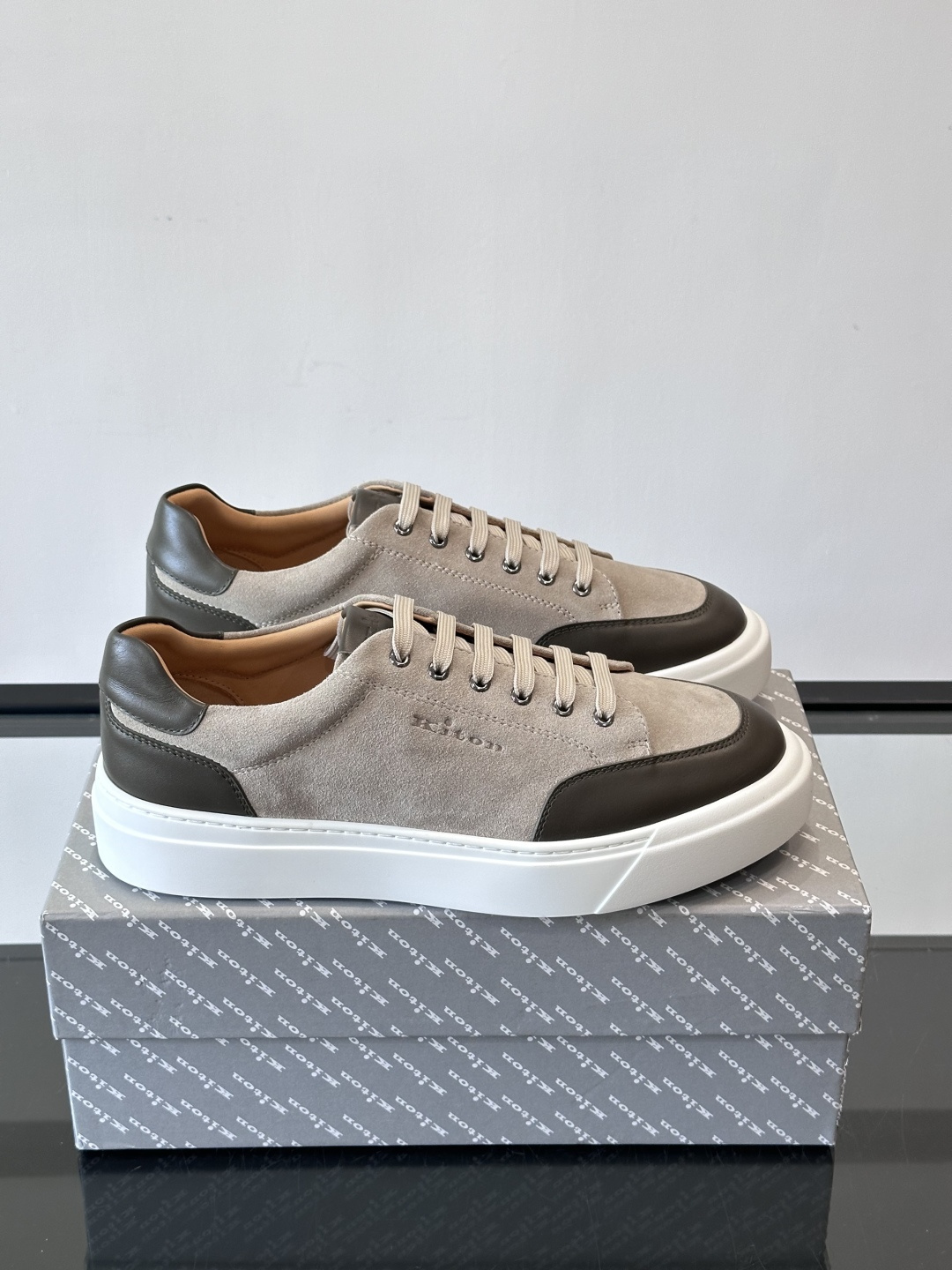 Kiton这款男士休闲鞋，采用麂皮与牛皮拼接，低调又有质感。内里和垫脚都是小牛皮，缝合精细，穿着超舒适 