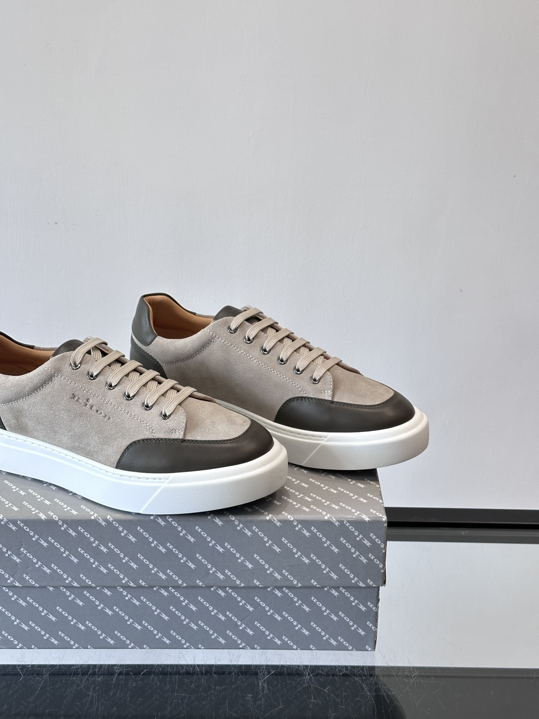 Kiton这款男士休闲鞋，采用麂皮与牛皮拼接，低调又有质感。内里和垫脚都是小牛皮，缝合精细，穿着超舒适 